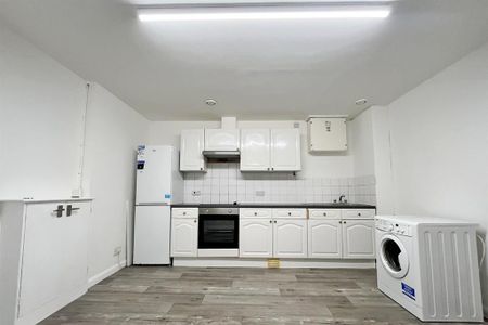 3 bedroom flat to rent - Photo 4