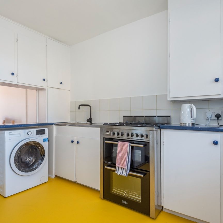 3 Bed Flat, Harold House, E2 - Photo 1