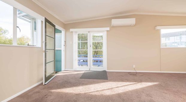 Sunny Renovated 2 Bedroom Unit - Available in December - Photo 1