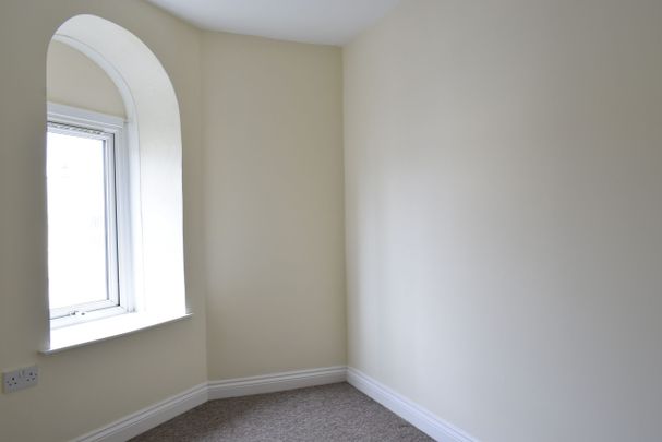 Two Bedroom Flat- Walk to Kings Chase Shopping Centre - Photo 1