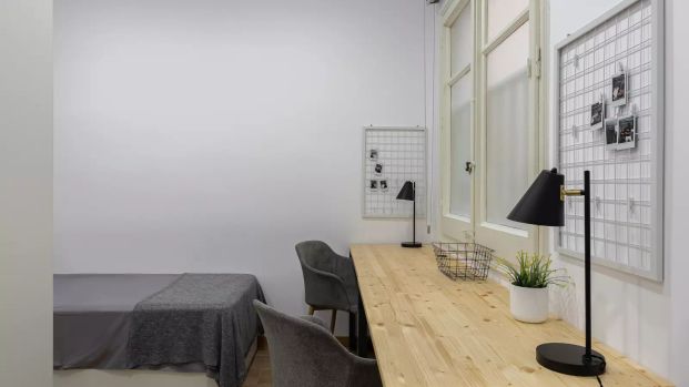 Bed in shared room in 7-bedroom apartment in Barcelona - Photo 1