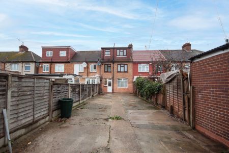 5 Bedroom House - Photo 2