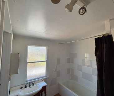 NEAT AND WELL PRESENTED 3 BEDROOM QUEENSLANDER - Photo 6