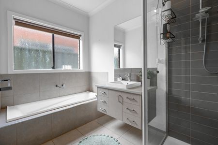 94 Dusseldorp Avenue, Pakenham VIC 3810 - House For Rent | Domain - Photo 4