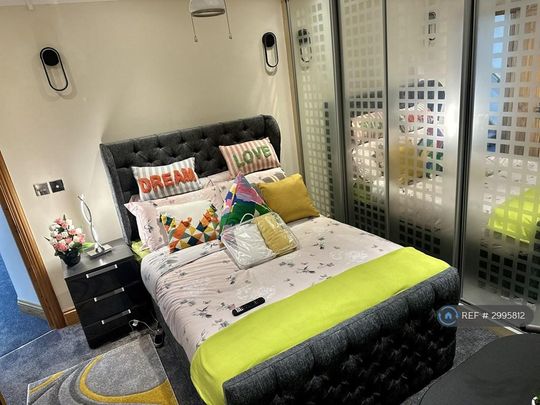 1 bedroom in a house share to rent - Photo 1