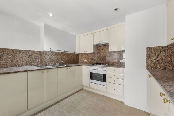 Renovated 2 Bedroom Apartment in Central Location - Photo 1