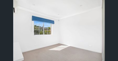Stylish 4-Bedroom Townhouse in Maroubra - Photo 3