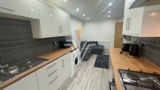 4 bedroom semi-detached house to rent - Photo 3