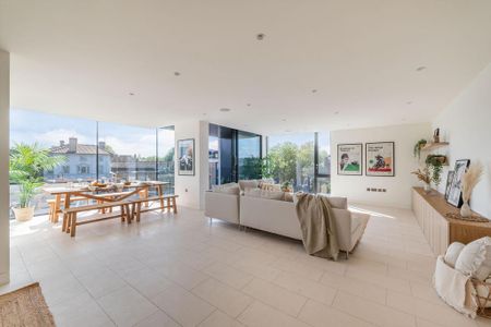 3 bedroom flat to rent - Photo 2