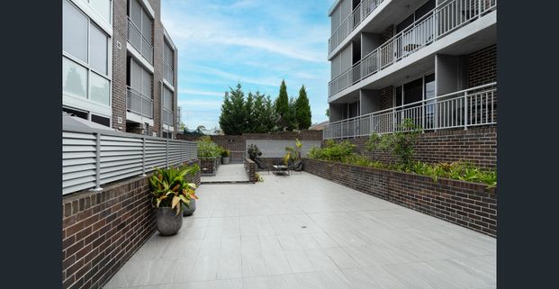 Move in ready studio apartment! - Photo 1