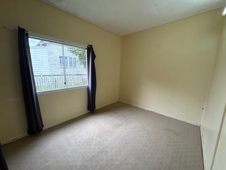 Family home with large backyard and shed - Photo 5