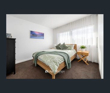 Contemporary Coastal Retreat with Expansive Rooftop Terrace - Photo 4