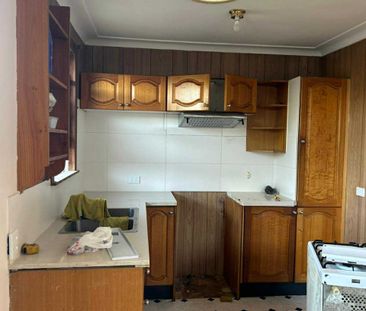 2 Bedroom House | Freshly Renovated | Convenient Location - Photo 3