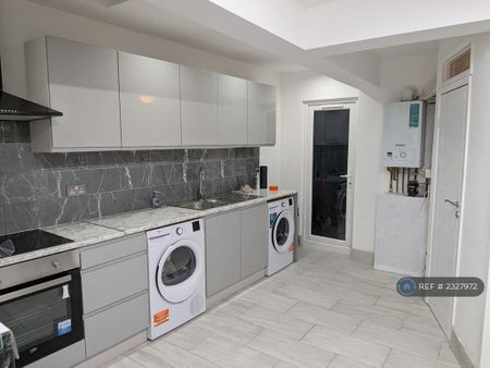 1 bedroom in a house share to rent - Photo 2