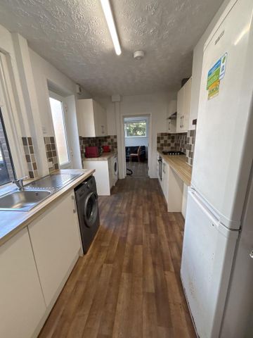 1 bedroom in a house share to rent - Photo 3