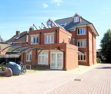 Claremont Avenue, Woking, Surrey, GU22 7SF - Photo 3