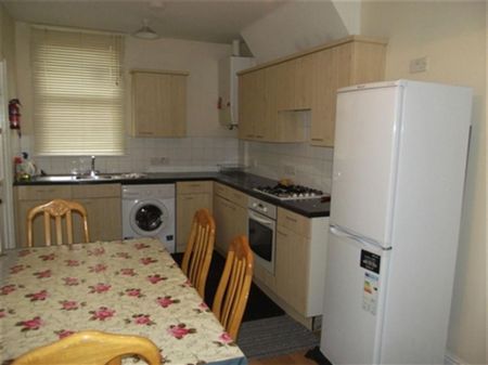 4 bed Mid Terraced House for Rent - Photo 3