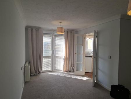 1 bedroom retirement property to rent - Photo 2