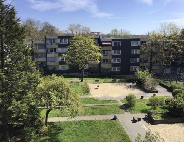 Mitten in Steele! Familiengerechte 3-Raum-Wohnung mit großem Balkon! WBS erforderlich! - Foto 1