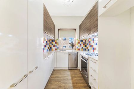 Duplex Sized, Renovated Apartment with Harbour Glimpses - Photo 4