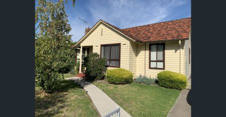 5 Bernard Street, Spotswood - Charming 2 Bed House with Parking - Photo 4