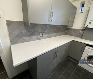 1 bedroom in a flat share to rent - Photo 4