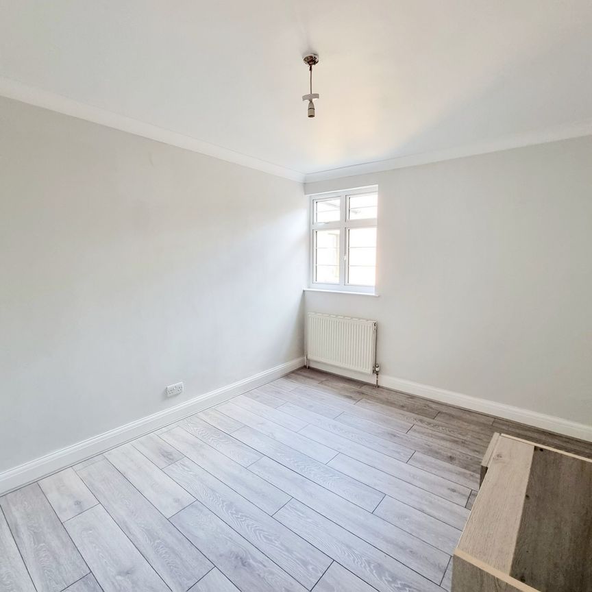 Edgware Road, NW9 6NB, Colindale - Photo 1