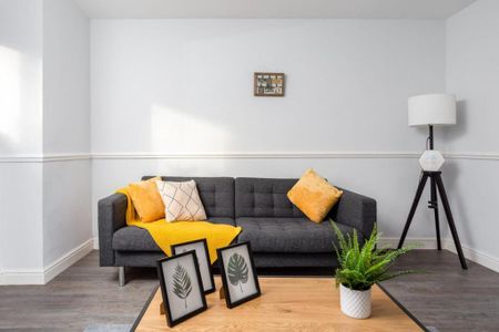 4 bedroom flat to rent - Photo 2