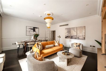 A superb three-bedroom, three-bathroom lateral apartment in a prestigious red brick building on Stratton Street, Mayfair. - Photo 5