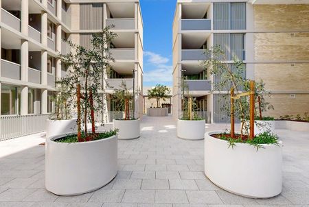 Stunning Three Bedroom Apartment With Balcony - Photo 4