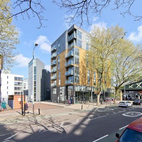 Stylish dual aspect apartment with three balconies & communal roof terrace - Photo 2