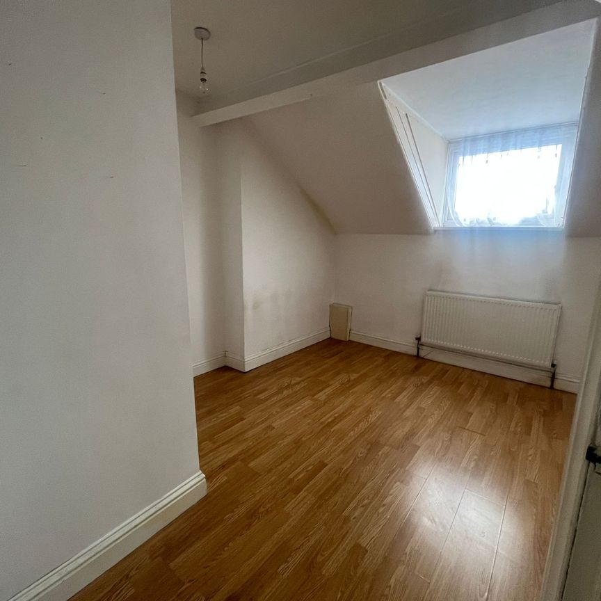 ***Available from 13.06.2025**** ONE DOUBLE BEDROOM**** ONE LIVING ROOM **** SHOWER ROOM ** FITTED KITCHEN*** ON STREET PARKING **** GAS CENTRAL HEATING*** DOUBLE GLAZED - Photo 1