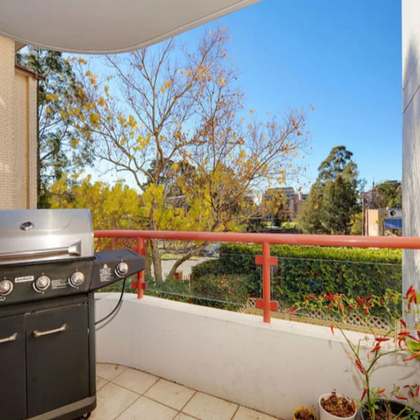 2 Bedroom Apartment In Ideal Location - Photo 1