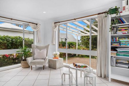 Charming Berry Home: Affordable Living Awaits - Photo 4