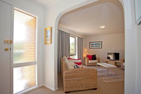 COMFORTABLE FAMILY LIVING IN CONVENIENT LOCATION! - Photo 4
