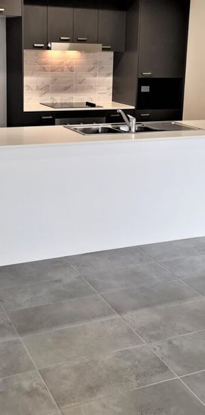 4-Bed Near Brand-New Townhouse With Two Ensuites! - Photo 1