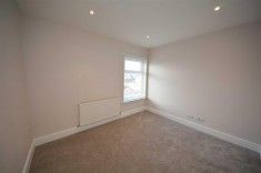 3 bed House - Mid Terrace for Rent - Photo 1