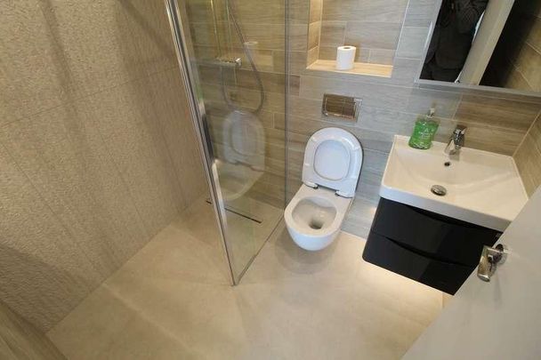 De Havilland Road, Edgware, HA8 - Photo 1