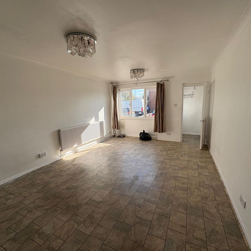 Cleave Avenue, Hayes - Photo 1