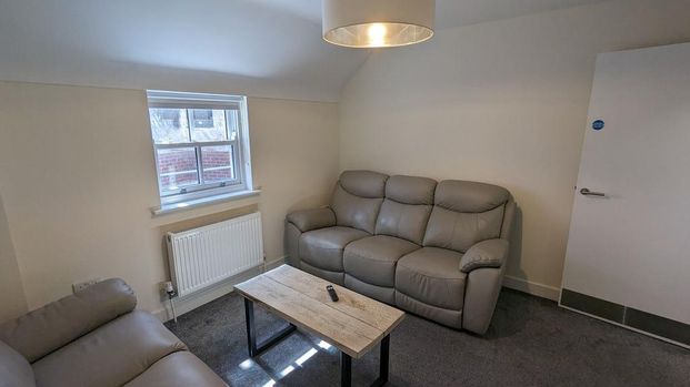 4 bedroom flat to rent - Photo 1