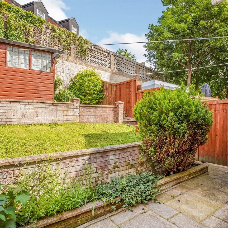 Victoria Grove, Wakefield - Photo 1