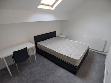 3 bedroom flat to rent - Photo 4