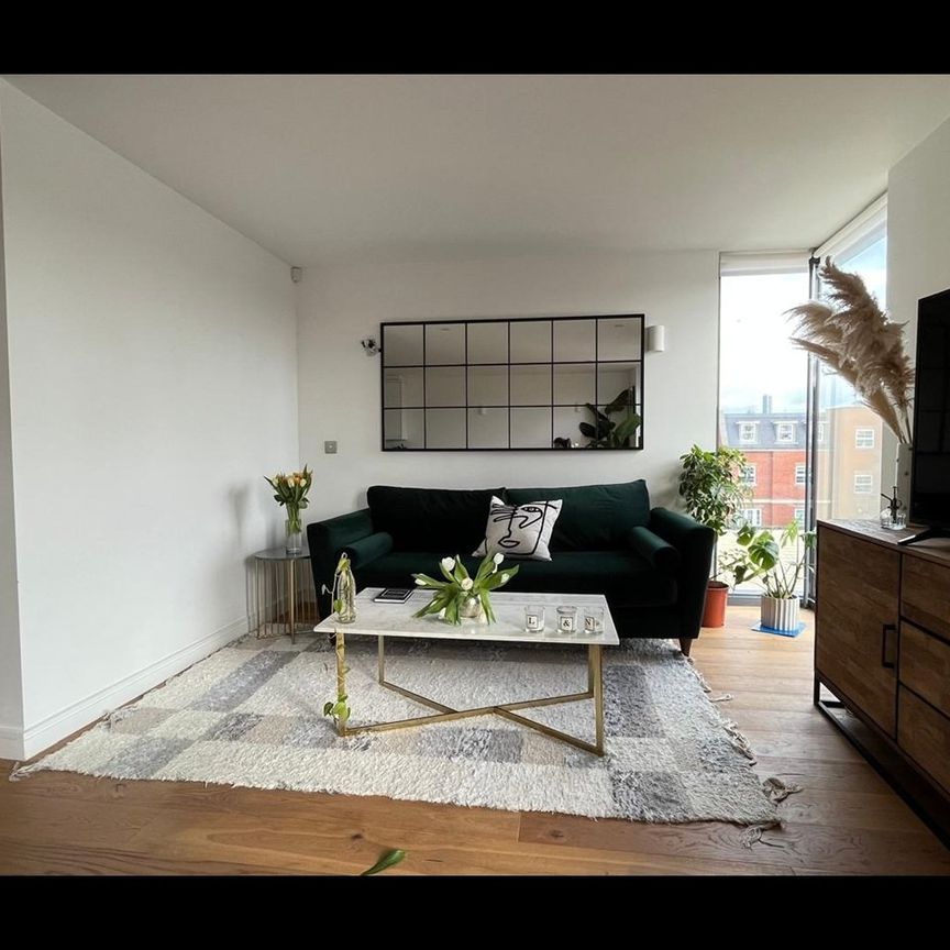 2 Bed Flat, London, W4 - Photo 1