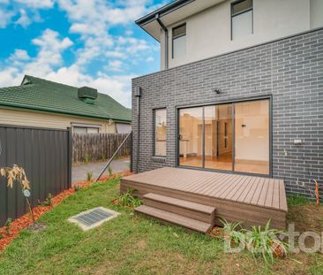 THREE BEDROOM TOWNHOUSE IN GREAT LOCATION! - Photo 6