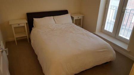 2 bedroom coach house to rent - Photo 2