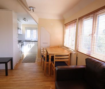 Flat, The Ridgeway, London - Photo 2