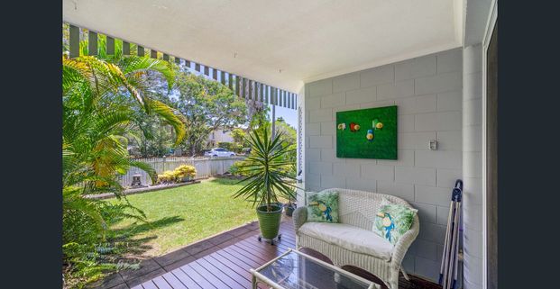 ALL YOU NEED IS YOUR SUITCASE - FULLY FURNISHED, SECURE GROUND FLOOR 1 BEDROOM UNIT WITH HUGE YARD - Photo 1