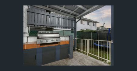 Beautifully maintained family home with dual living - Photo 4