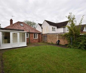 Vicarage Lane, Horley, RH6 - Photo 3