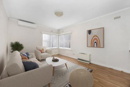 TWO BEDROOM IN QUIET BLOCK - Photo 2